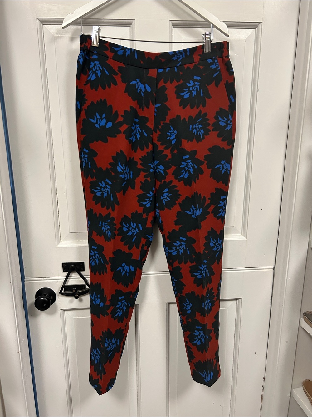 J crew Floral Pants In Excellent Preowned Condition. Only worn a few times.
